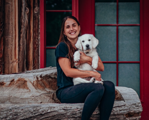 Éducatrice canin et chiot golden retriever