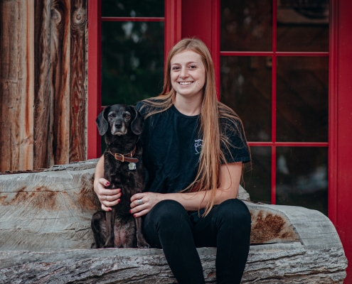 Animalière et chien noir