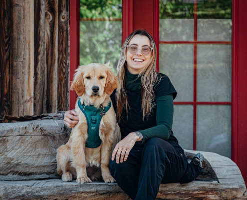 Éducatrice canine et golden retriever